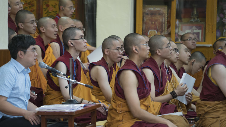 El intérprete de lengua china sentado con algunas de las más de 1000 personas de Taiwán durante el primer día de las enseñanzas de Su Santidad el Dalái Lama en el Templo Tibetano Principal de Dharamsala, HP, India, el 3 de octubre de 2106. Foto/Tenzin Choejor/OHHDL
