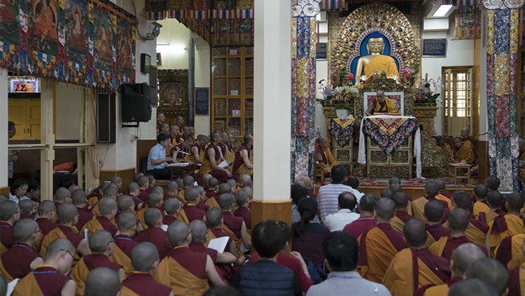 Una vista del interior del Templo Tibetano Principal durante el primer día de las enseñanzas de Su Santidad el Dalái Lama en Dharamsala, HP, India, el 3 de octubre de 2106. Foto/Tenzin Choejor/OHHDL