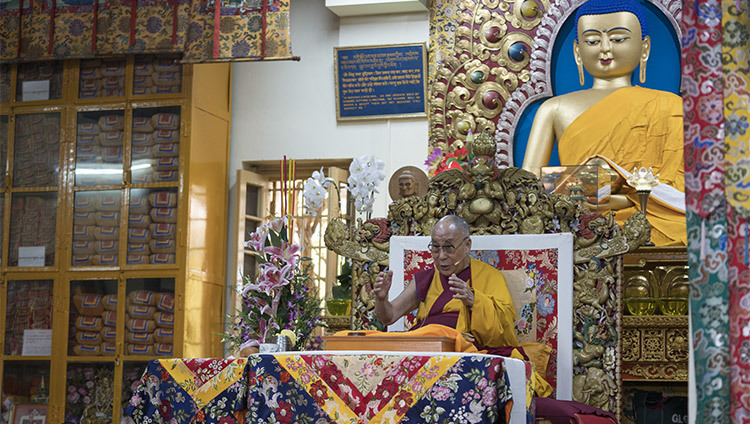 Su Santidad el Dalái Lama hablando en el segundo día de sus enseñanzas en el Templo Tibetano Principal en Dharamsala, HP, India, el 4 de octubre de 2016. Foto/Tenzin Choejor/OHHDL