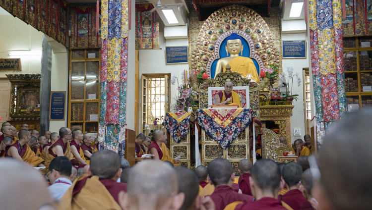 Su Santidad el Dalái Lama hablando en el tercer día de sus enseñanzas en el Templo Tibetano Principal en Dharamsala, HP, India, el 5 de octubre de 2016. Foto/Tenzin Choejor/OHHDL