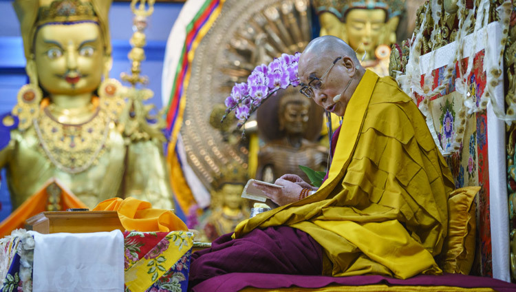 Su Santidad el Dalái Lama hablando en el último día de sus enseñanzas en Dharamsala, HP, India, el 6 de octubre de 2016. Foto/Tenzin Choejor/OHHDL