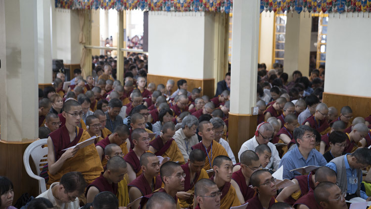 Miembros del público sentados en el interior del Templo Tibetano Principal escuchando el último día de enseñanzas de Su Santidad el Dalái Lama en Dharamsala, HP, India, el 6 de octubre de 2016. Foto/Tenzin Choejor/OHHDL