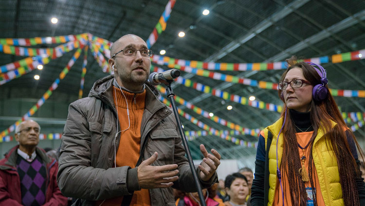 Una persona del público pregunta a Su Santidad el Dalái Lama durante la enseñanza en Riga, Letonia, el 10 de octubre de 2016. Foto/Tenzin Choejor