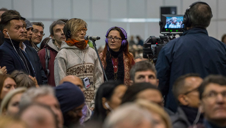 Una persona del público hace una pregunta a Su Santidad el Dalái Lama durante el último día de sus enseñanzas en Riga, Letonia, el 11 de octubre de 2016. Foto/Tenzin Choejor/OHHDL