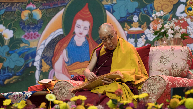Su Santidad el Dalái Lama leyendo el texto durante su enseñanza en Riga, Letonia, el 11 de octubre de 2016. Foto/Tenzin Choejor/OHHDL
