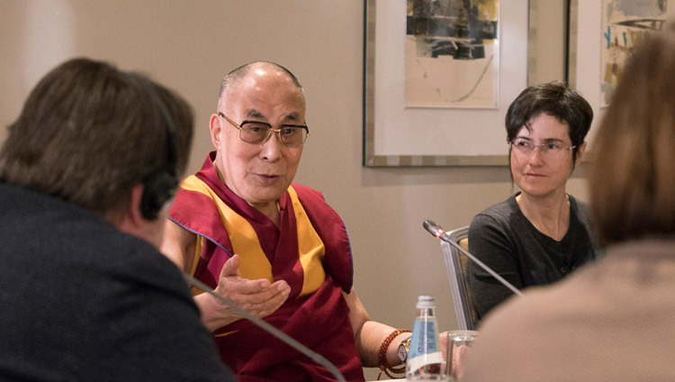 Su Santidad el Dalái Lama durante un encuentro con intelectuales rusos en Riga, Letonia, el 12 de octubre de 2016. Foto/Tenzin Choejor/OHHDL