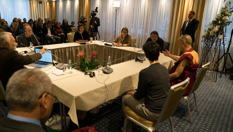 Su Santidad el Dalái Lama y los intelectuales rusos reunidos en Riga, Letonia, el 12 de octubre de 2016. Foto/Tenzin Choejor/OHHDL