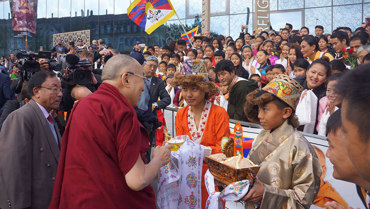 Miembros de las comunidades tibetana y mongola ofrecen a Su Santidad el Dalái Lama una bienvenida tradicional a su llegada a la Casa de las Religiones en Berna, Suiza, el 12 de octubre de 2016. Foto/Jeremy Russell/OHHDL