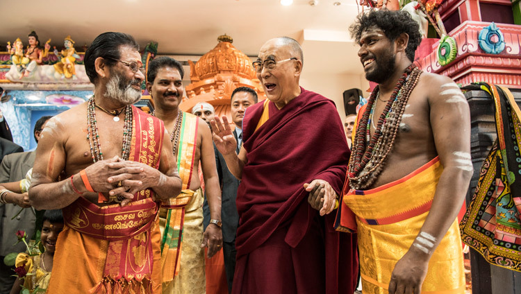 Su Santidad el Dalái Lama visitando un templo hindú en la Casa de las Religiones de Berna, Suiza, el 12 de octubre de 2016. Foto/Manuel Bauer