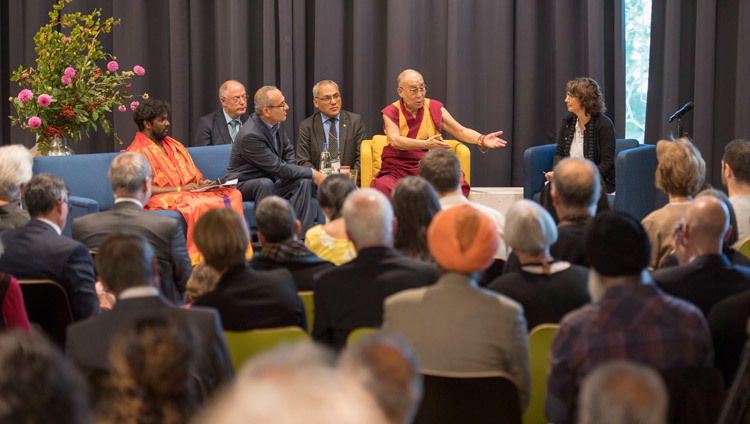 Su Santidad el Dalái Lama hablando en un diálogo interreligioso en la Casa de las Religiones en Berna, Suiza, el 12 de octubre de 2016. Foto/Manuel Bauer