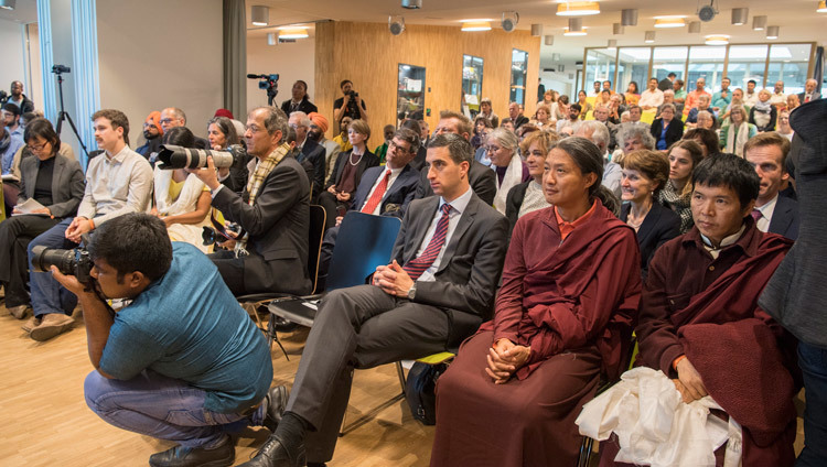 Miembros del público escuchando el diálogo interreligioso con Su Santidad el Dalái Lama en la Casa de las Religiones de Berna, Suiza, el 12 de octubre de 2016. Foto/Manuel Bauer