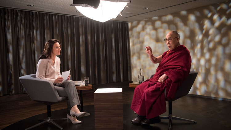 Su Santidad el Dalái Lama concediendo una entrevista a Amira Hafner-Al Jabaji para el programa Sternstunde Philosophie de la televisión nacional suiza en Berna, Suiza, el 13 de octubre de 2016. Foto/Manuel Bauer