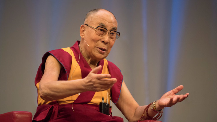 Su Santidad el Dalái Lama hablando en el estadio Kursaal de Berna, Suiza, el 13 de octubre de 2016. Foto/Manuel Bauer