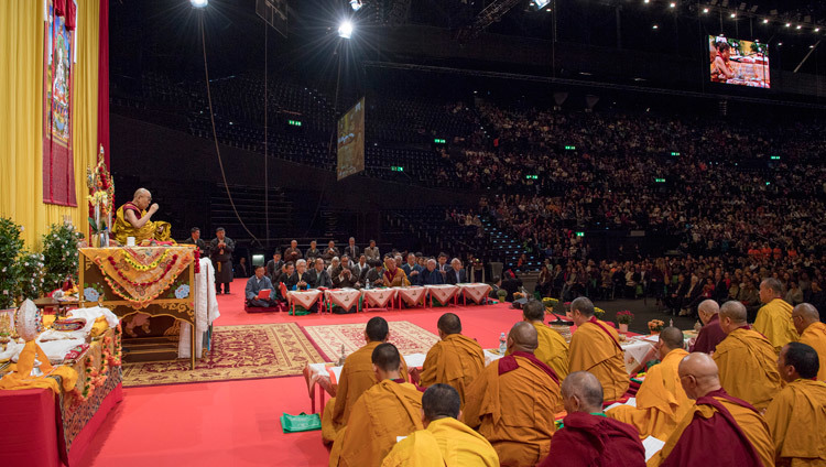 Su Santidad el Dalái Lama hablando en el Hallenstadion de Zúrich, Suiza, el 14 de octubre de 2016. Foto/Manuel Bauer