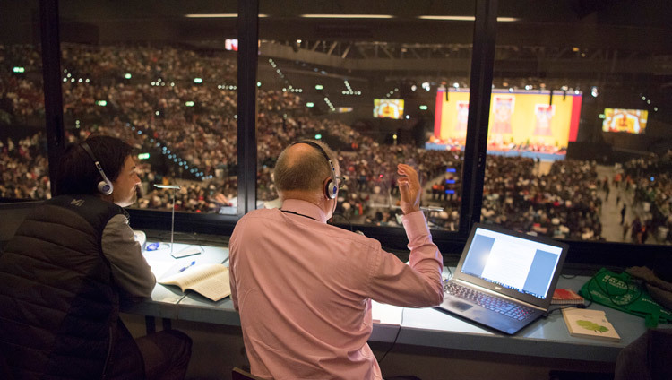 Uno de los intérpretes en la enseñanza de Su Santidad el Dalái Lama en el Hallenstadion de Zúrich, Suiza, el 14 de octubre de 2016. Foto/Manuel Bauer