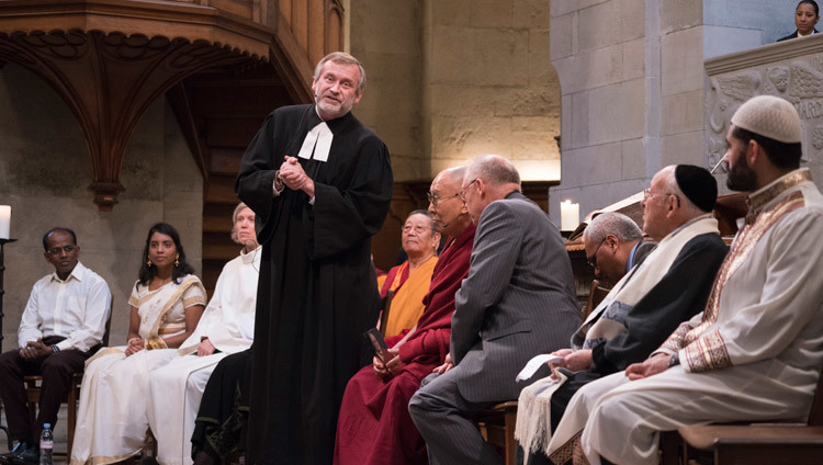 El pastor Christoph Sigrist, sacerdote de la iglesia de Grossmuenster, dirigiéndose a la reunión de oraciones interconfesionales por la paz mundial en Zúrich, Suiza, el 15 de octubre de 2016. Foto/Tenzin Choejor/OHHDL