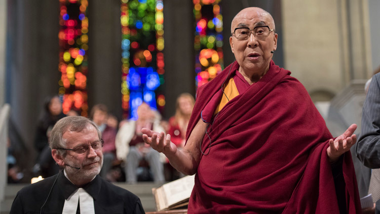 Su Santidad el Dalái Lama dirigiéndose a la reunión de oración interconfesional en la iglesia de Grossmuenster en Zúrich, Suiza, el 15 de octubre de 2016. Foto/Manuel Bauer