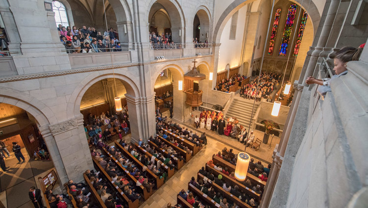 Una vista de la iglesia de Grossmuenster durante las oraciones interconfesionales por la paz mundial con Su Santidad el Dalái Lama en Zúrich, Suiza, el 15 de octubre de 2016. Foto/Manuel Bauer