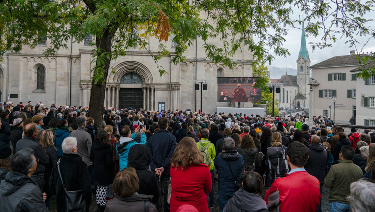 Más de 700 personas observan la reunión de oración interconfesional en una pantalla gigante en el exterior de la iglesia de Grossmuenster en Zúrich, Suiza, el 15 de octubre de 2016. Foto/Tenzin Choejor/OHHDL
