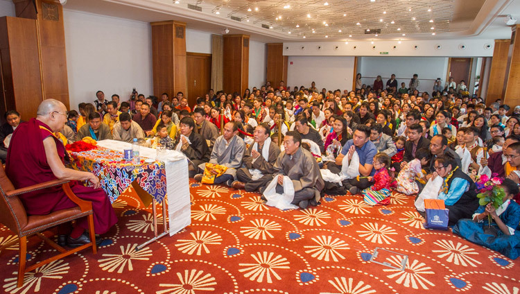 Su Santidad el Dalái Lama hablando a los miembros de la comunidad tibetana, en su mayoría de Austria, en Bratislava, Eslovaquia, el 16 de octubre de 2016. Foto/Somogyi