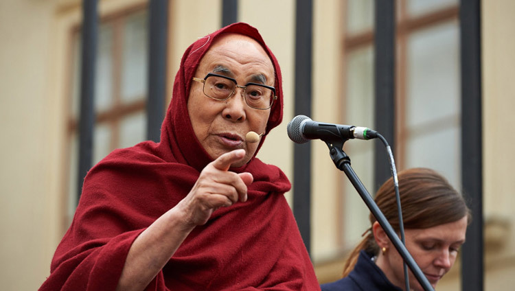 Su Santidad el Dalái Lama hablando en la plaza Hradcanske de Praga, República Checa, el 17 de octubre de 2016. Foto/Olivier Adam
