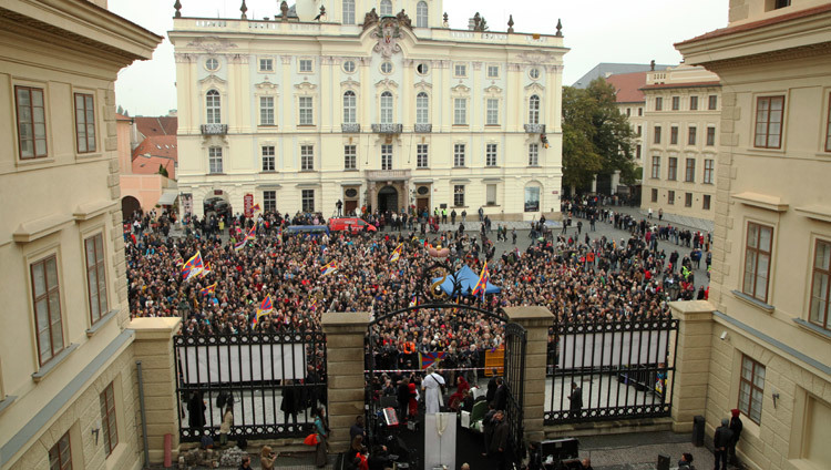 Una vista de la plaza Hradcanske durante las ceremonias de bienvenida a Su Santidad el Dalái Lama en Praga, República Checa, el 17 de octubre de 2016. Foto/Ondrej Besperat