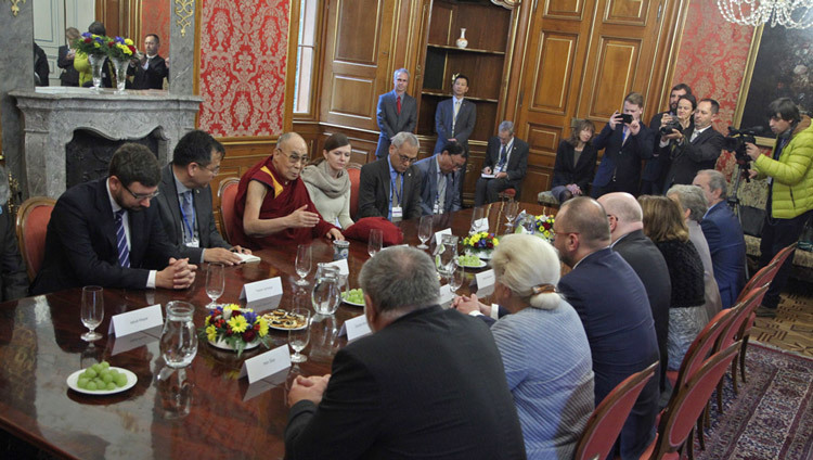 Su Santidad el Dalái Lama reunido con parlamentarios de la Unión Cristiana y Democrática, Partido Popular Checoslovaco, en el Ministerio de Cultura en Praga, República Checa, el 18 de octubre de 2016. Foto/Ondrej Besperat
