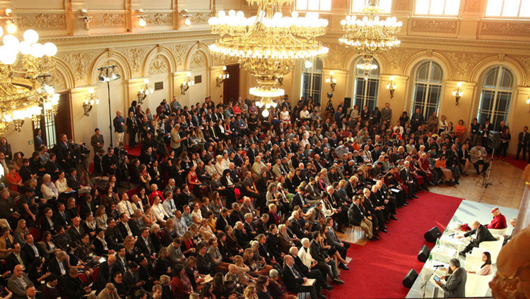 Una vista del Salón del Palacio Zorfin, lugar de celebración del panel de clausura del Foro 2000 con Su Santidad el Dalái Lama en Praga, República Checa, el 18 de octubre de 2016. Foto/Ondrej Besperat