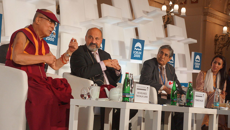 Su Santidad el Dalái Lama hablando en el panel de clausura del Foro 2000 en Praga, República Checa, el 18 de octubre de 2016. Foto/Olivier Adam