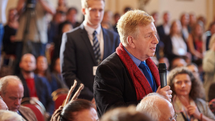 Una persona del público hace una pregunta a Su Santidad el Dalái Lama durante el panel de clausura del Foro 2000 en Praga, República Checa, el 18 de octubre de 2016. Foto/Ondrej Besperat