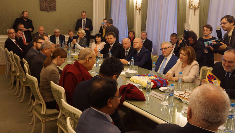 Su Santidad el Dalái Lama reunido con parlamentarios checos en el Salón del Senado del Parlamento checo en Praga, República Checa, el 19 de octubre de 2016. Foto/Jeremy Russell/OHHDL