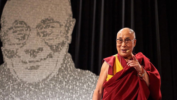 Su Santidad el Dalái Lama hablando en el Palacio de Lucerna en Praga, República Checa, el 19 de octubre de 2016. Foto/Olivier Adam