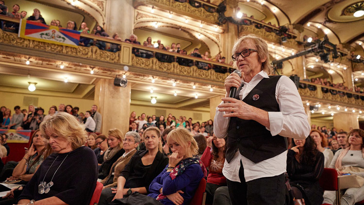 Una persona del público hace una pregunta a Su Santidad el Dalái Lama durante su charla en el Palacio de Lucerna en Praga, República Checa, el 19 de octubre de 2016. Foto/Olivier Adam