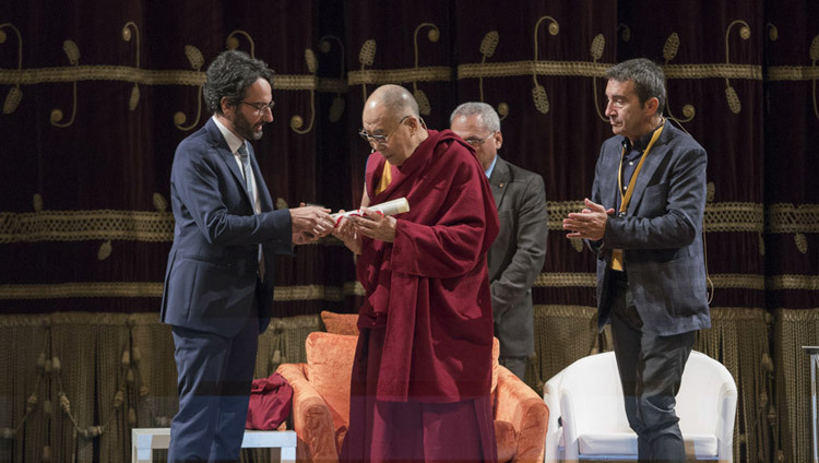 El Presidente del Consejo de Milán, Lamberto Bertolè, entrega la Ciudadanía Honoraria de la Ciudad de Milán a Su Santidad el Dalái Lama en la Universidad de Milán-Bicocca en Milán, Italia, el 20 de octubre de 2016. Foto/Tenzin Choejor/OHHDL