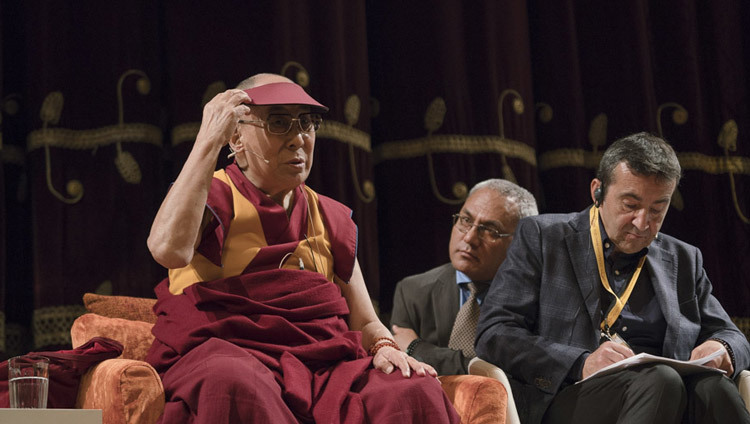 Su Santidad el Dalái Lama hablando a más de 2400 estudiantes en la Universidad de Milán-Bicocca en Milán, Italia, el 20 de octubre de 2016. Foto/Tenzin Choejor/OHHDL