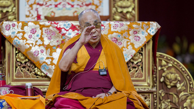 Su Santidad el Dalái Lama dirigiéndose a más de 200 tibetanos que viven en Italia, Suiza y España en Milán, Italia, el 21 de octubre de 2016. Foto/Tenzin Choejor/OHHDL