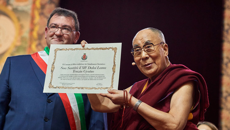 El alcalde de Rho, Pietro Romano entregando a Su Santidad el Dalái Lama la ciudadanía honoraria al comienzo de su discurso en Milán, Italia, el 22 de octubre de 2016. Foto/Olivier Adam