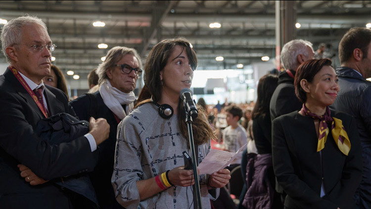 Los miembros de la audiencia hicieron fila para hacerle una pregunta a Su Santidad el Dalái Lama durante su charla en la sala Rho Fiera Milano en Milán, Italia, el 22 de octubre de 2016. Foto/Tenzin Choejor/OHHDL