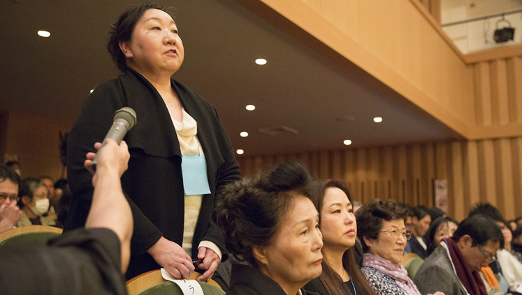 Una persona del público haciendo una pregunta a Su Santidad el Dalái Lama durante su charla en el Templo Higashi Honganji en Kyoto, Japón, el 9 de noviembre de 2016. Foto/Jigme Choephel