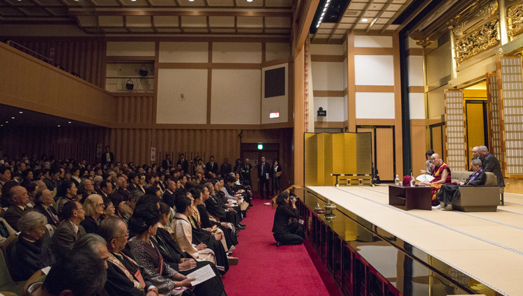 Su Santidad el Dalái Lama hablando ante una audiencia de más de 500 personas en el Templo Higashi Honganji en Kyoto, Japón, el 9 de noviembre de 2016. Foto/Jigme Choephel