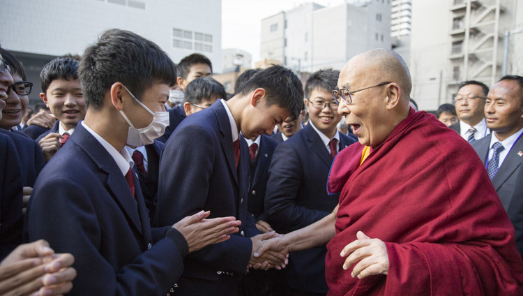 Su Santidad el Dalái Lama saludando a los estudiantes a su llegada a la Escuela Secundaria de Seifu en Osaka, Japón, el 10 de noviembre de 2016. Foto/Jigme Choephel