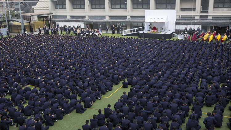 Su Santidad el Dalái Lama hablando a más de 3.000 estudiantes y personal y a la Escuela Secundaria de Seifu en Osaka, Japón, el 10 de noviembre de 2016. Foto/Jigme Choephel