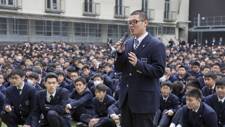 Un estudiante haciendo una pregunta a Su Santidad el Dalái Lama durante su charla en la Escuela Secundaria de Seifu en Osaka, Japón el 10 de noviembre de 2016. Foto/Jigme Choephel