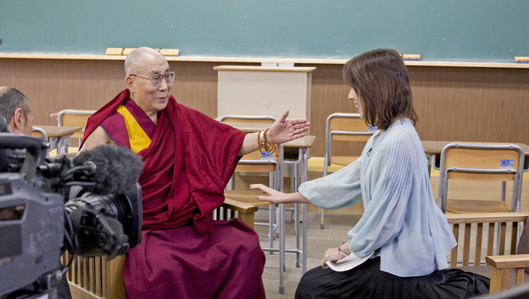 Tomoko Nagano del programa de Asahi TV «Hodo Station Sunday» entrevistando a Su Santidad el Dalái Lama en la Escuela Secundaria de Seifu en Osaka, Japón, el 10 de noviembre de 2016. Foto/Jigme Choephel