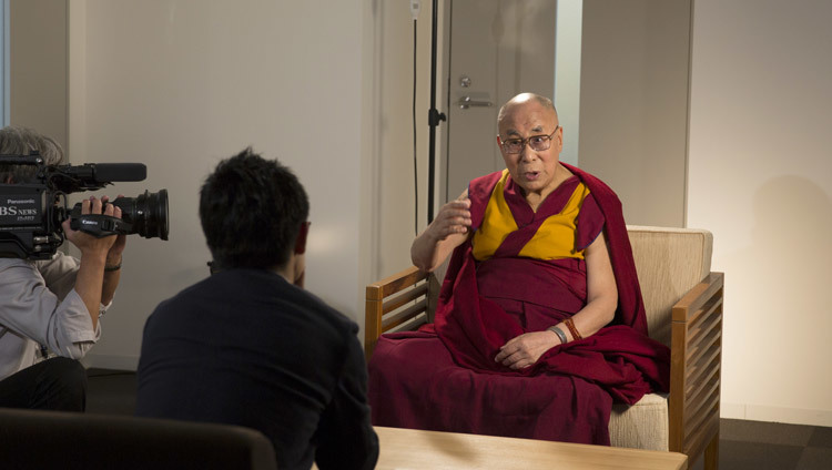 Morita Akira de TBS News entrevistando a Su Santidad el Dalái Lama durante su visita a la Escuela Secundaria de Seifu en Osaka, Japón el 10 de noviembre de 2016. Foto/Jigme Choephel