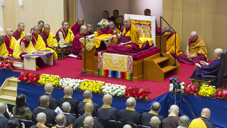 Su Santidad el Dalái Lama en el primer día de sus tres días de enseñanza en el auditorio de la Escuela Secundaria Seifu en Osaka, Japón, el 11 de noviembre de 2016. Foto/Jigme Choephel