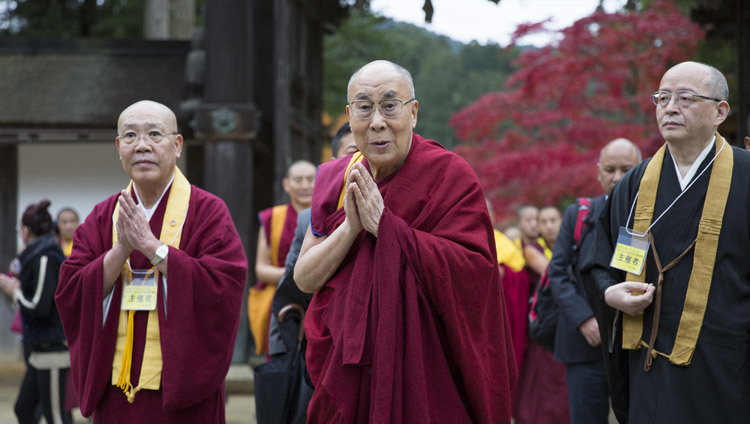 Su Santidad el Dalái Lama llegando al templo principal de Koyasan, Japón, el 14 de noviembre de 2016. Foto/Jigme Choephel