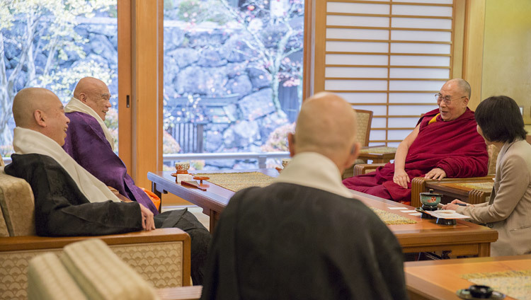 Su Santidad el Dalái Lama hablando con los principales sacerdotes en el templo principal de Koyasan, Japón, el 14 de noviembre de 2016. Foto/Jigme Choephel