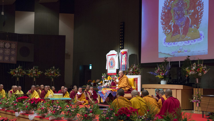 Su Santidad el Dalái Lama hablando en el salón principal de Koyasan, Japón, el 14 de noviembre de 2016. Foto/Jigme Choephel