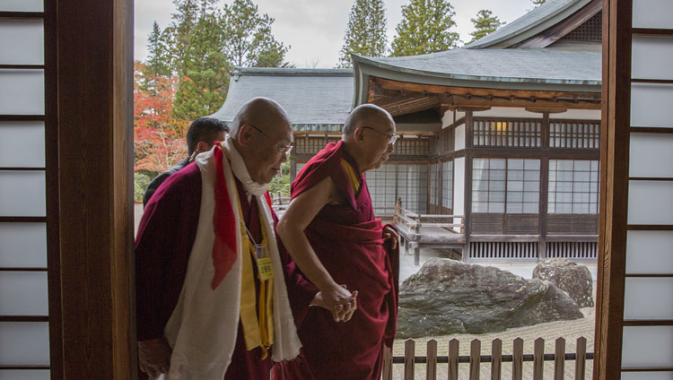 Su Santidad el Dalái Lama caminando con los sacerdotes principales al final de su enseñanza en el templo principal de Koyasan, Japón, el 14 de noviembre de 2016. Foto/Jigme Choephel